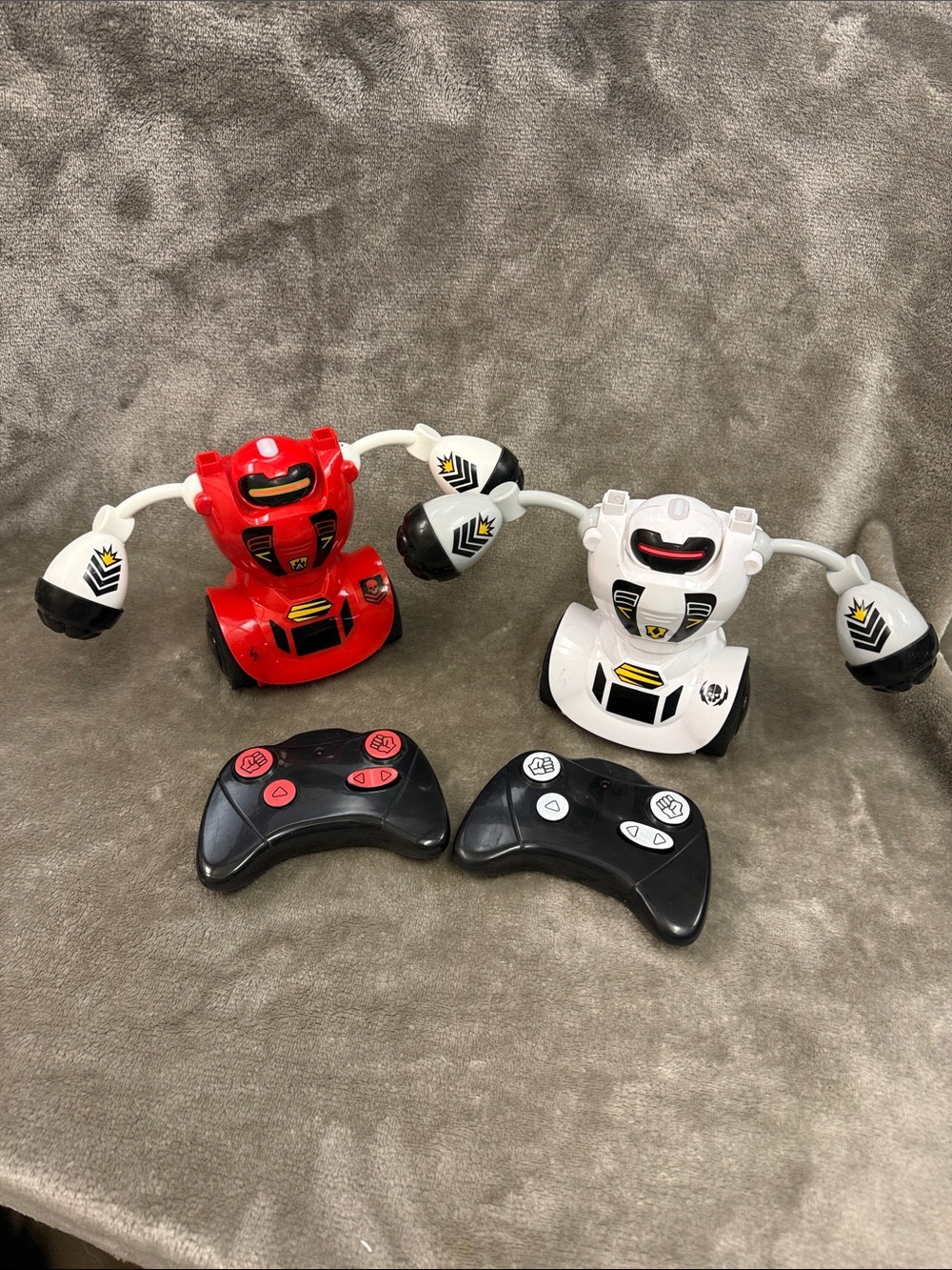 Sharper Image RC Robot Combat, LED & Sound Incls:2 Battle Robots & 2 Controls C